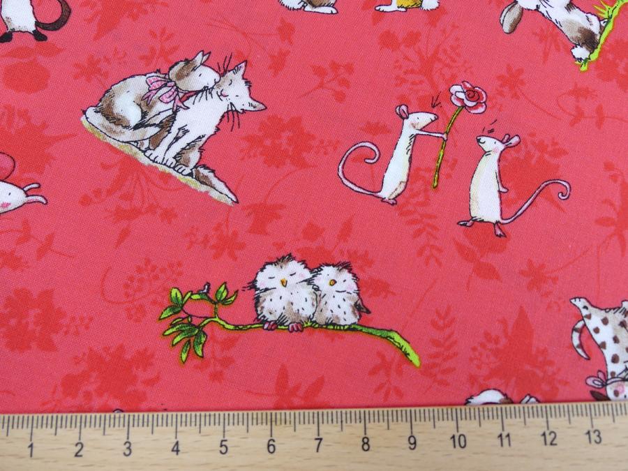 Patchworkstoff in rot aus der Serie From the Hearts von Clothworks Detailansicht Katzen Mäuse Uhu